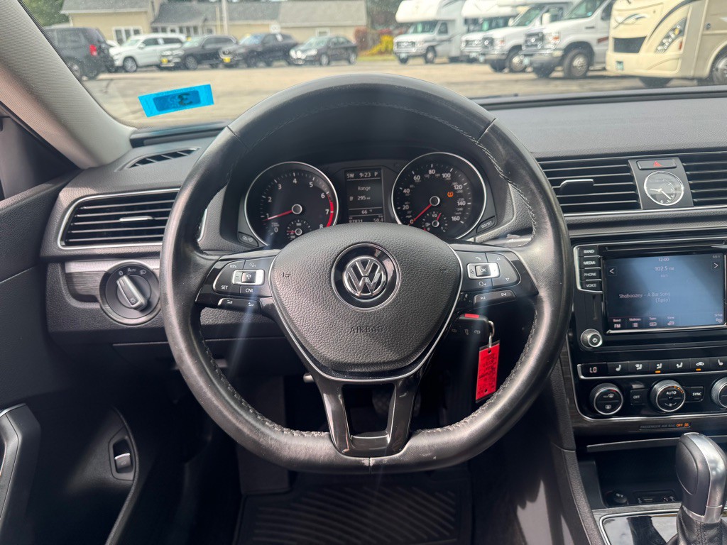 2016 Volkswagen Passat Image 15