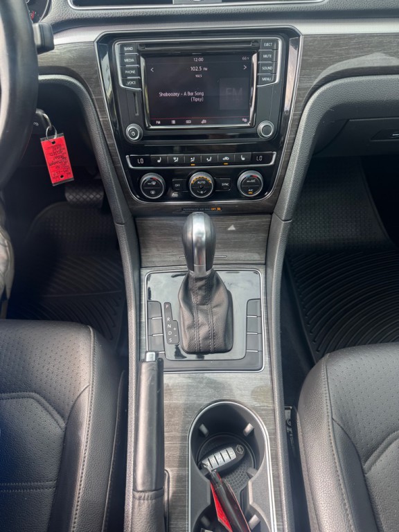 2016 Volkswagen Passat Image 17