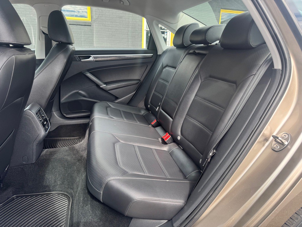 2016 Volkswagen Passat Image 19