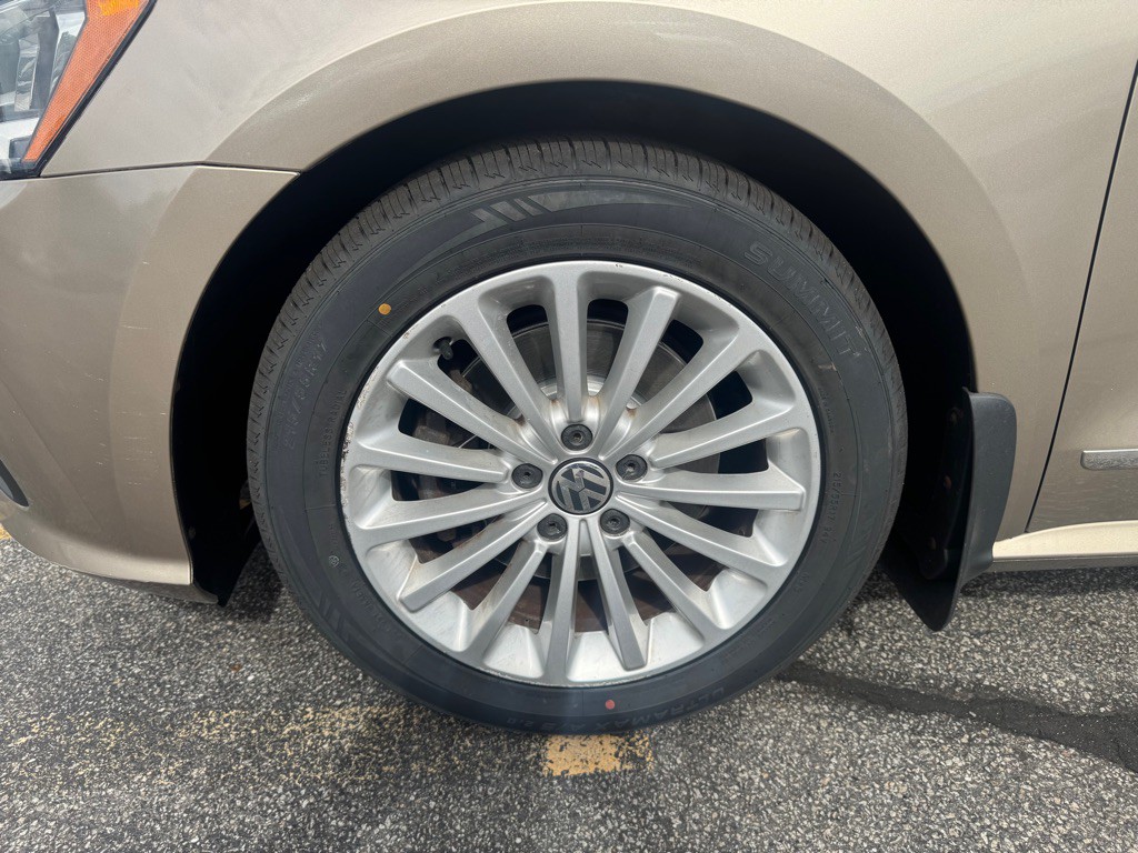 2016 Volkswagen Passat Image 22