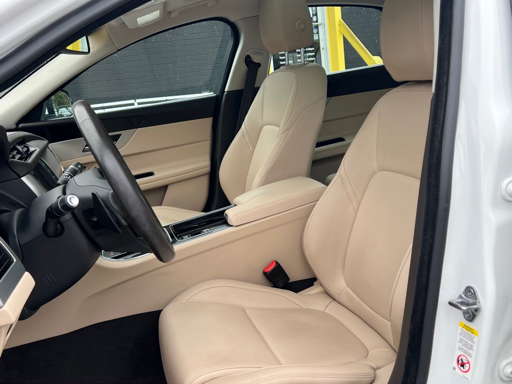 2018 Jaguar XF Image 9
