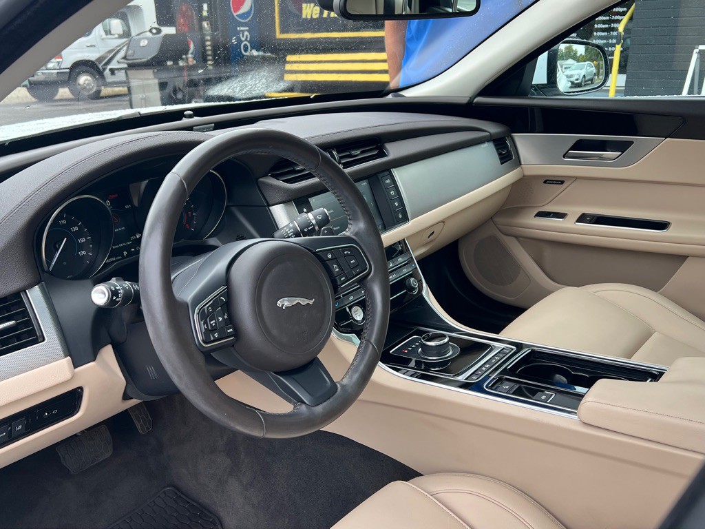 2018 Jaguar XF Image 11