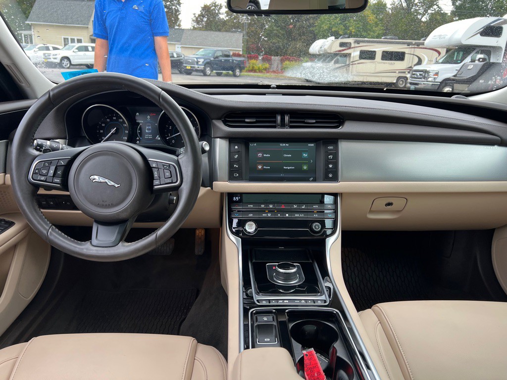 2018 Jaguar XF Image 12
