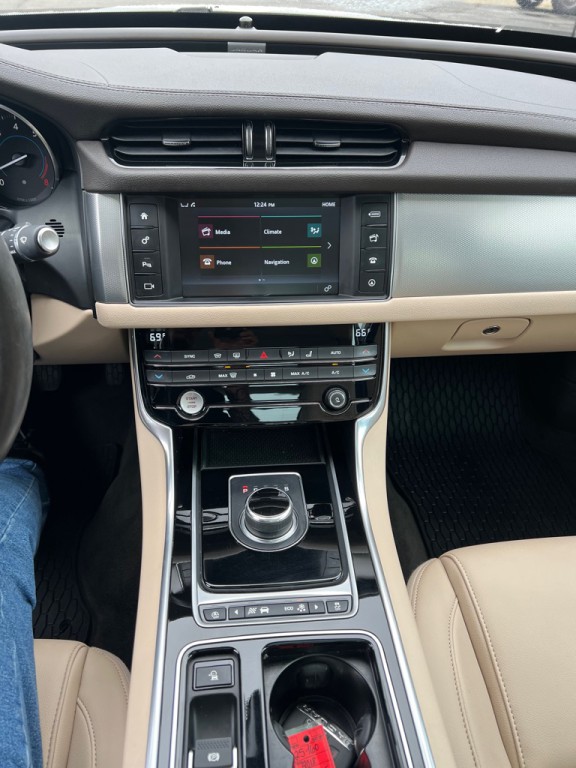 2018 Jaguar XF Image 15