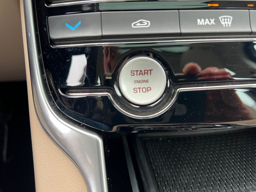 2018 Jaguar XF Image 16