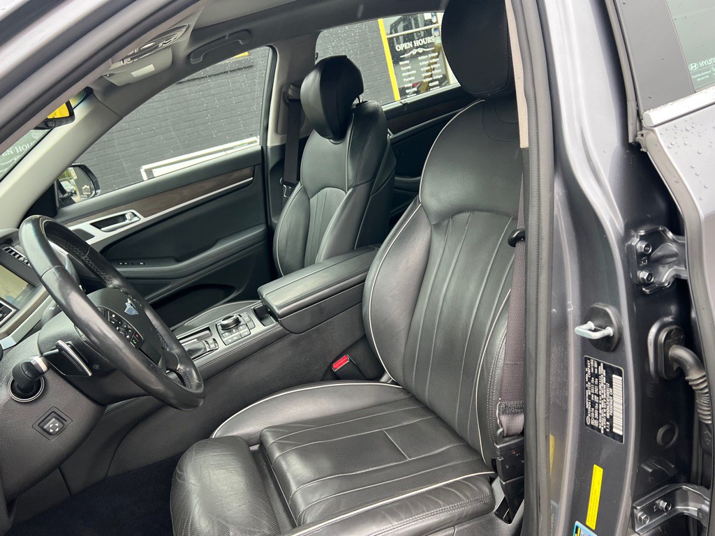 2015 Hyundai Genesis Image 11