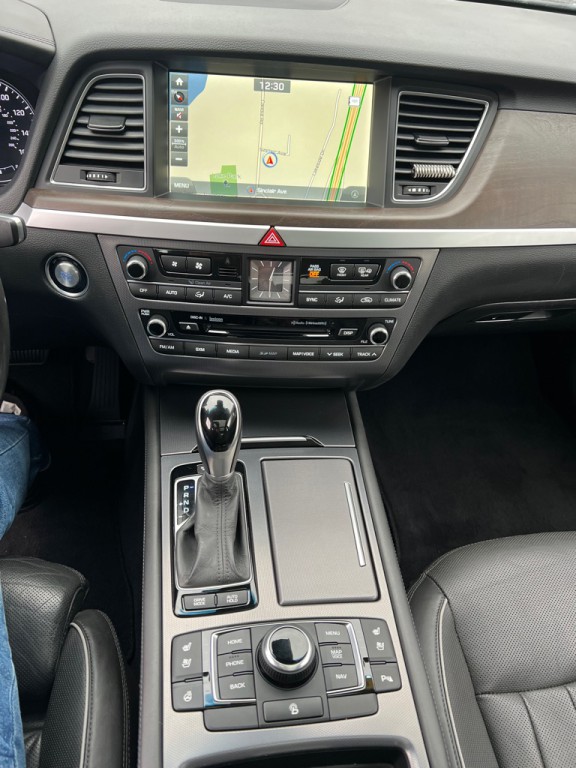 2015 Hyundai Genesis Image 16