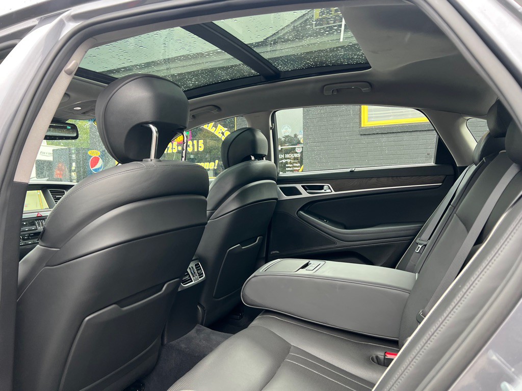 2015 Hyundai Genesis Image 21