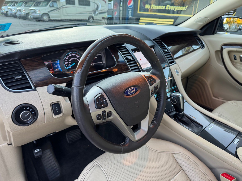 2017 Ford Taurus Image 12