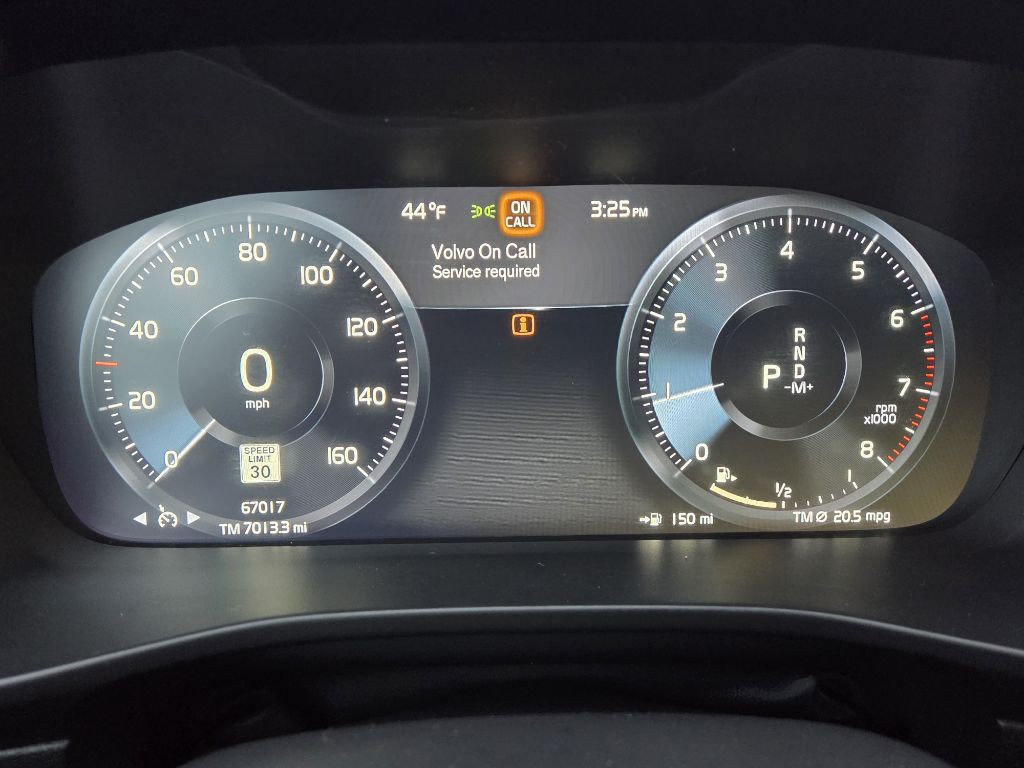 2022 Volvo XC40 Image 16