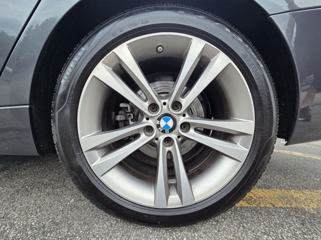 2017 BMW 3 Series Image 21