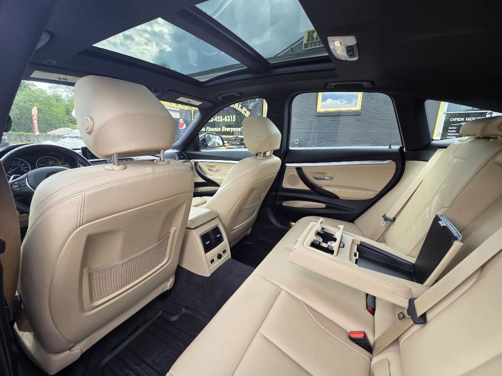 2017 BMW 3 Series Image 22