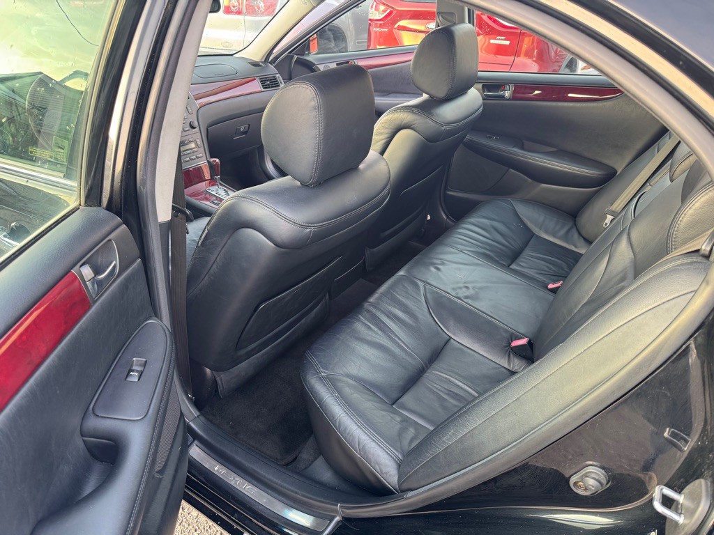 2004 Lexus ES Image 10