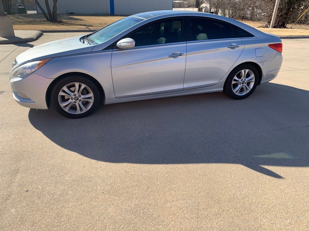 2012 Hyundai Sonata Image 2