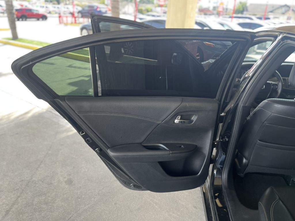 2017 Honda Accord Image 12