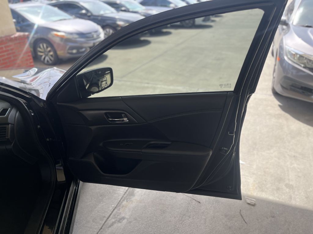 2017 Honda Accord Image 14