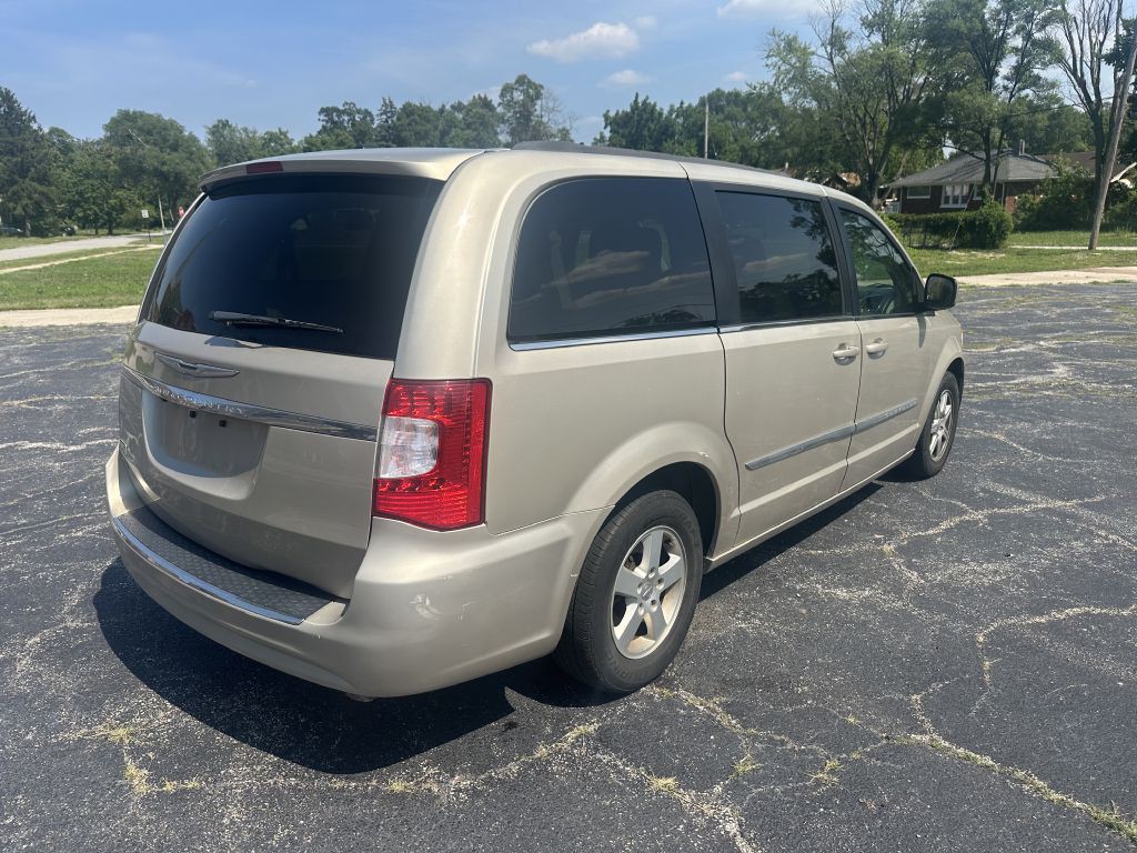 2013 Chrysler Town & Country Image 2