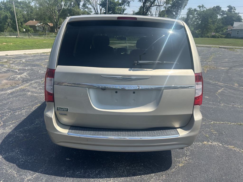 2013 Chrysler Town & Country Image 3