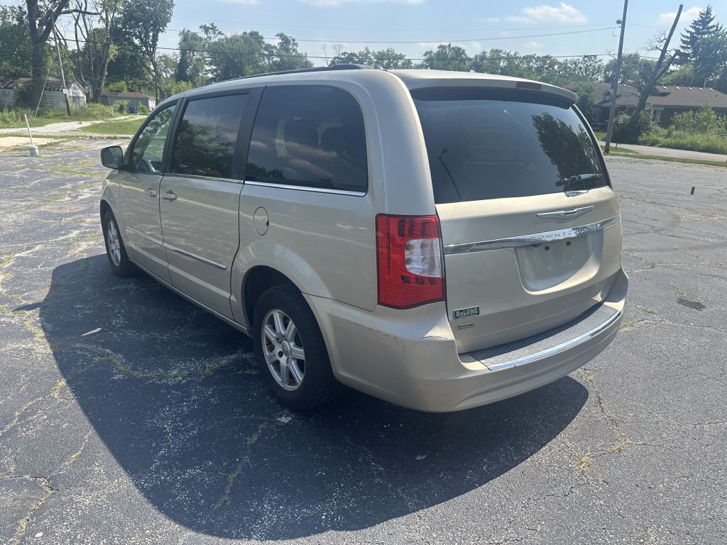 2013 Chrysler Town & Country Image 4