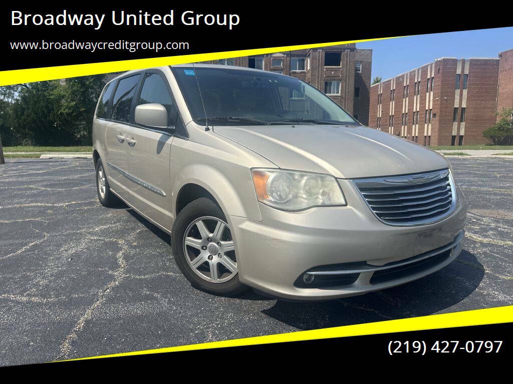 2013 Chrysler Town & Country Image 1