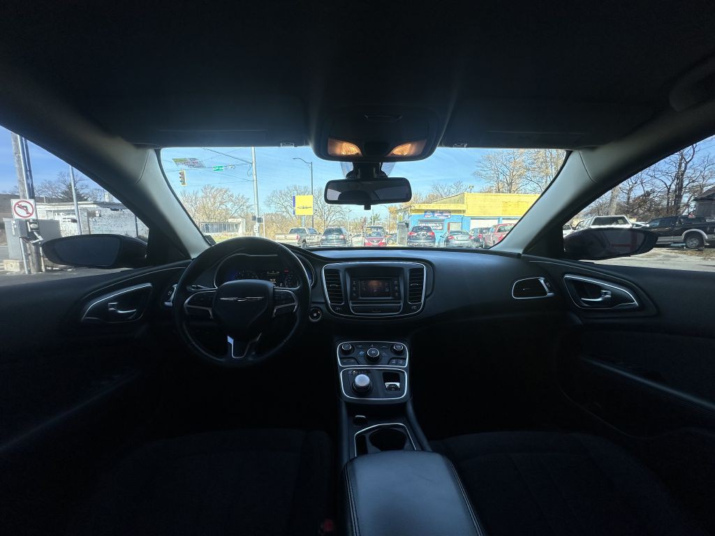 2016 Chrysler 200 Image 9