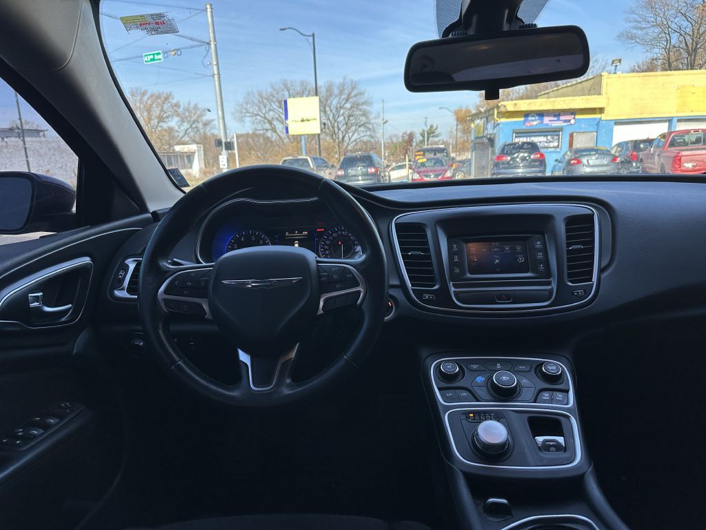 2016 Chrysler 200 Image 10