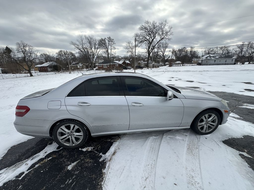 2010 Mercedes-Benz E-Class Image 3