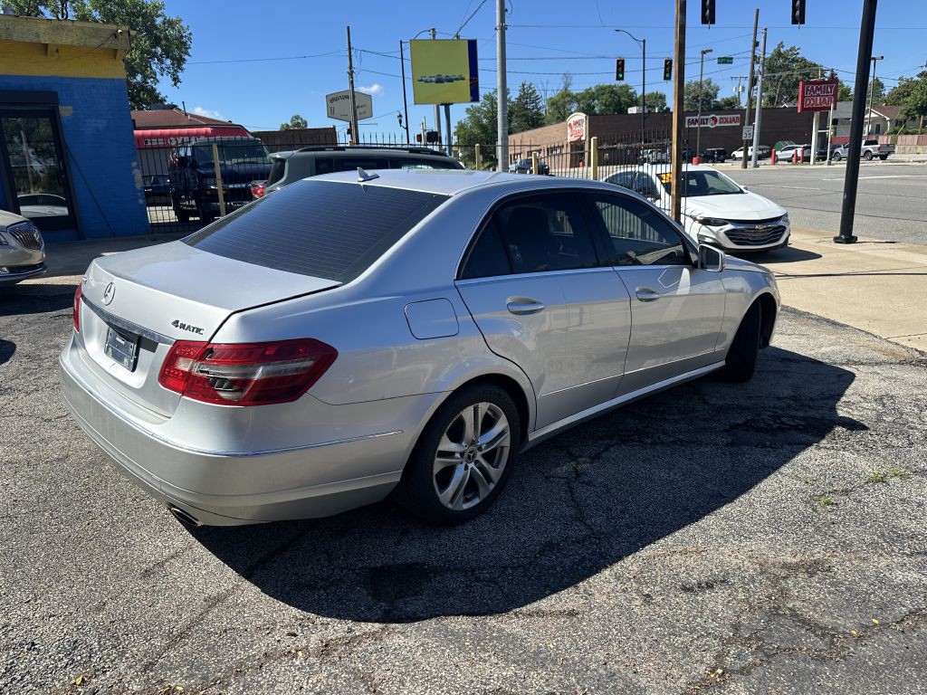 2010 Mercedes-Benz E-Class Image 3