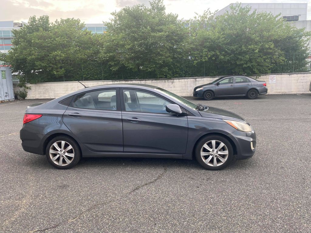 2013 Hyundai Accent Image 3