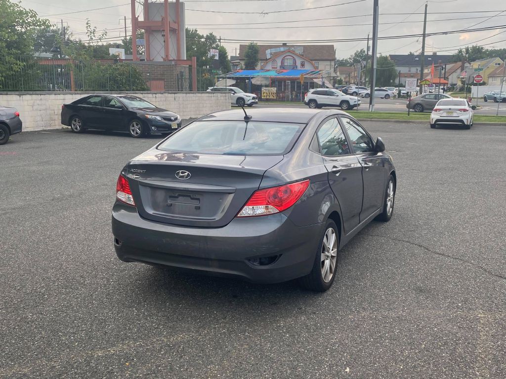 2013 Hyundai Accent Image 6