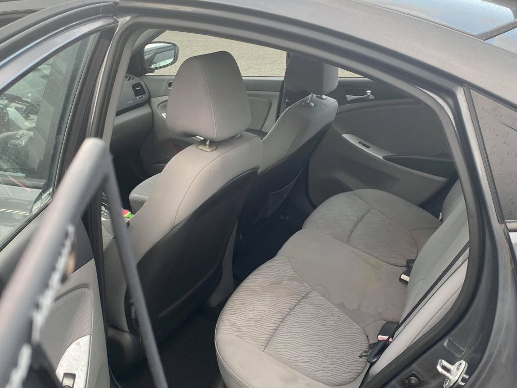 2013 Hyundai Accent Image 8