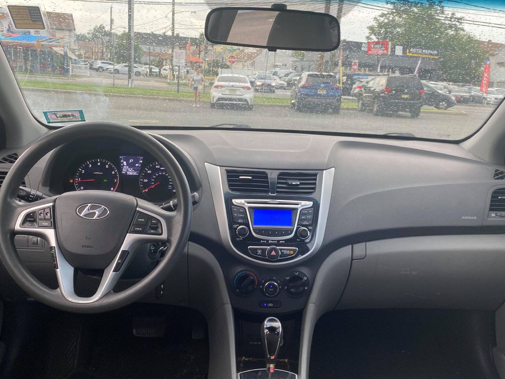 2013 Hyundai Accent Image 9