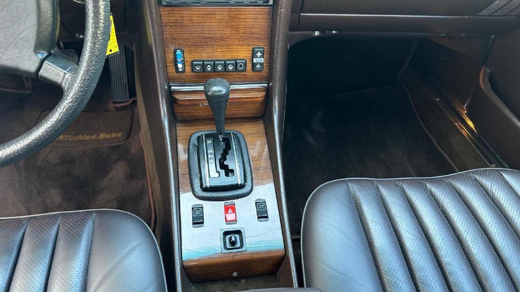 1983 Mercedes-Benz 380-Class Image 16