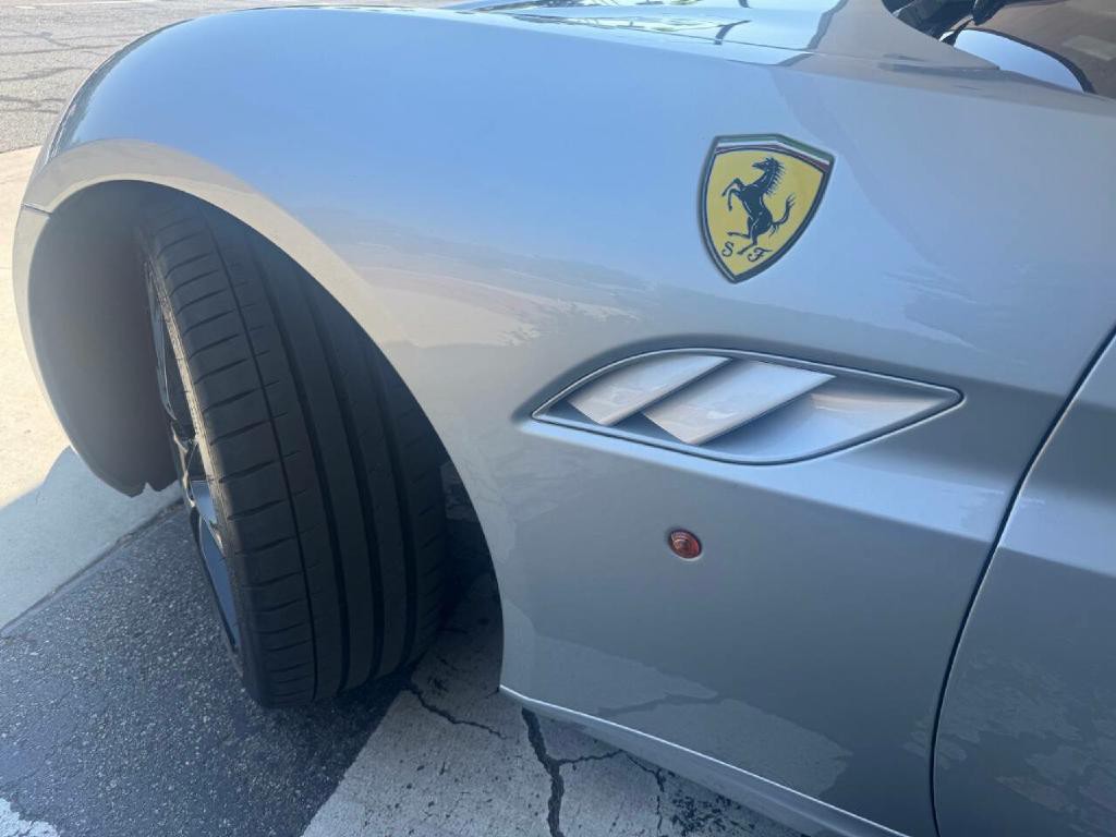 2012 Ferrari CALIFORNIA Image 6