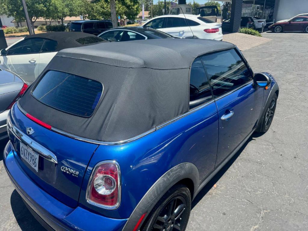 2015 MINI Cooper Image 17
