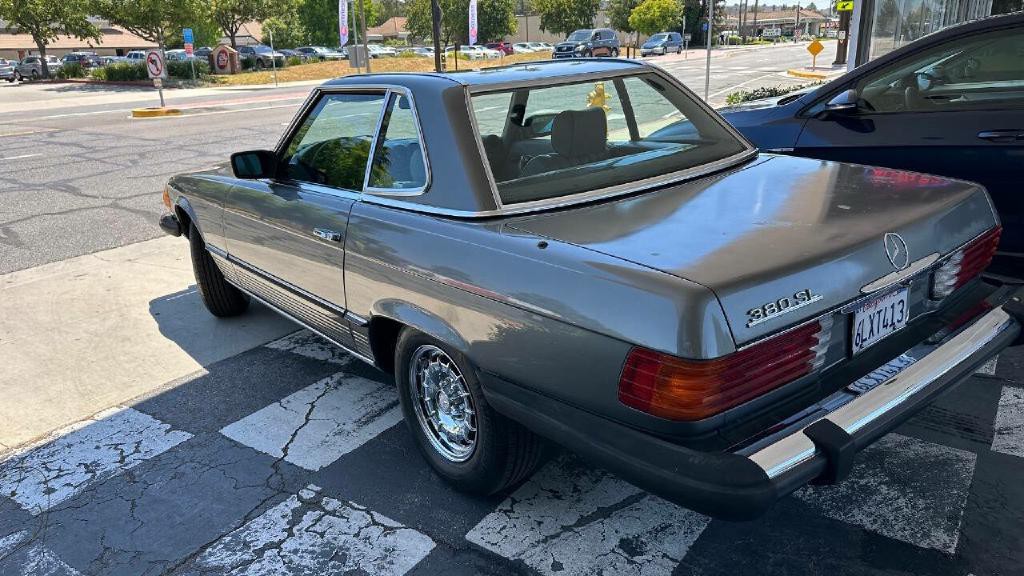 1985 Mercedes-Benz 380-Class Image 10