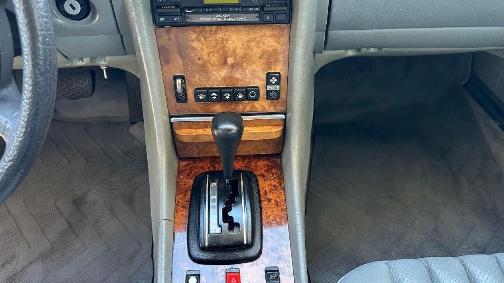 1985 Mercedes-Benz 380-Class Image 17