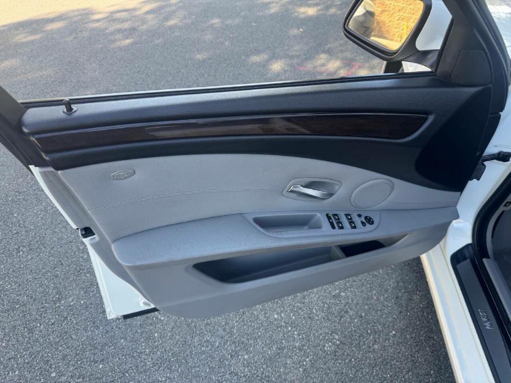 2010 BMW 5 Series Image 10