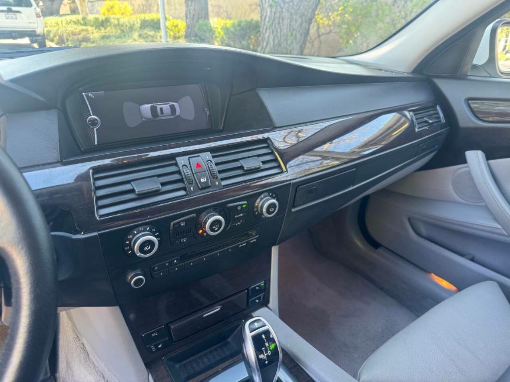 2010 BMW 5 Series Image 14