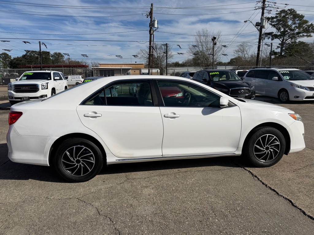 2014 Toyota Camry Image 2