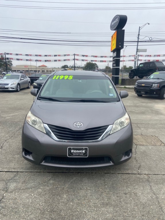 2011 Toyota Sienna Image 1