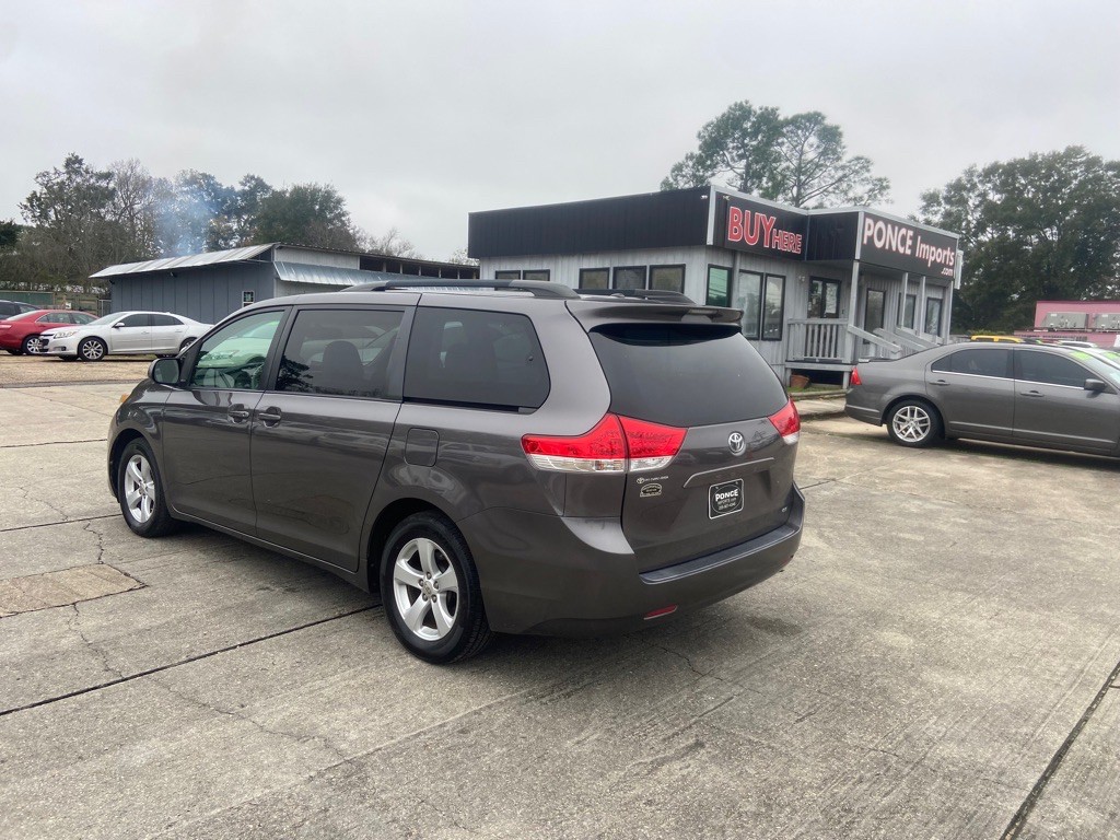 2011 Toyota Sienna Image 2