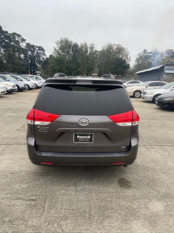 2011 Toyota Sienna Image 3