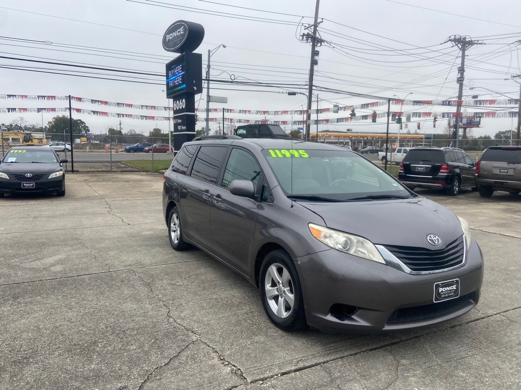 2011 Toyota Sienna Image 4