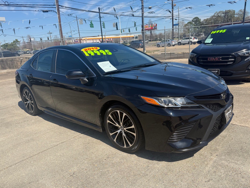 2019 Toyota Camry Image 2