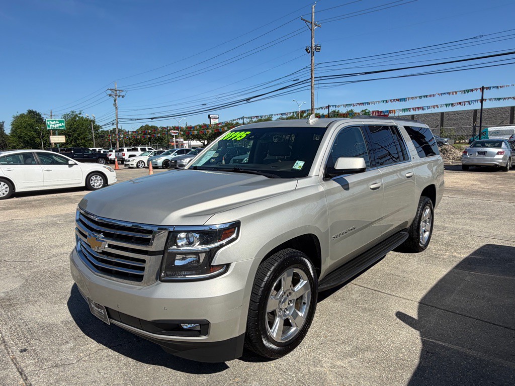 2017 Chevrolet Suburban Image 3
