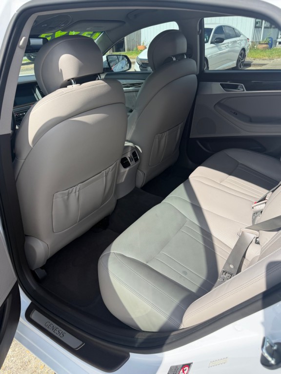 2016 Hyundai Genesis Image 5