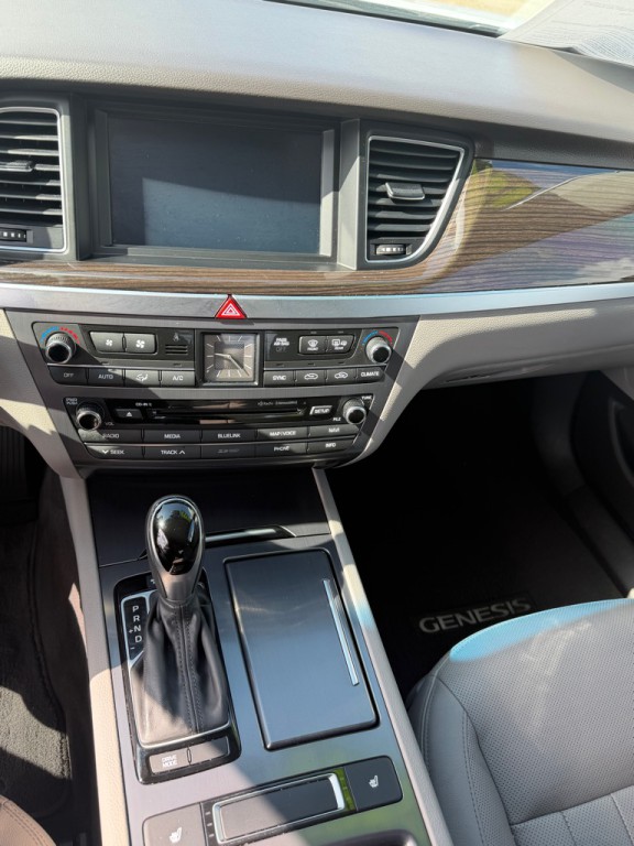 2016 Hyundai Genesis Image 7
