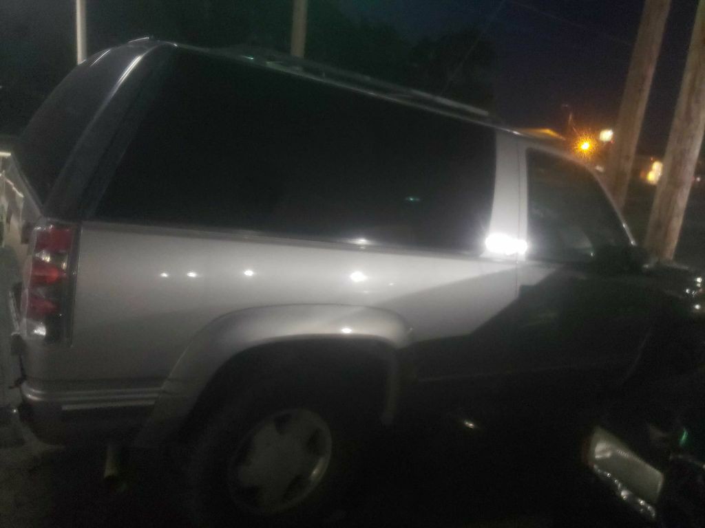 1999 Chevrolet Tahoe Image 1
