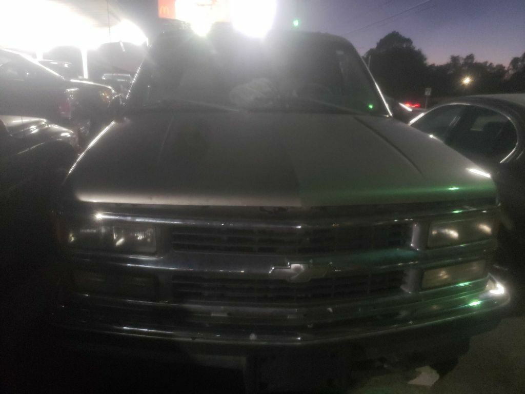 1999 Chevrolet Tahoe Image 2